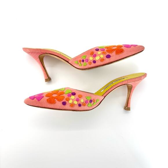 Manolo Blahnik Pastel Hearts and Floral Cutout Pointed Toe Mules Pumps 35.5 - Picture 5 of 8